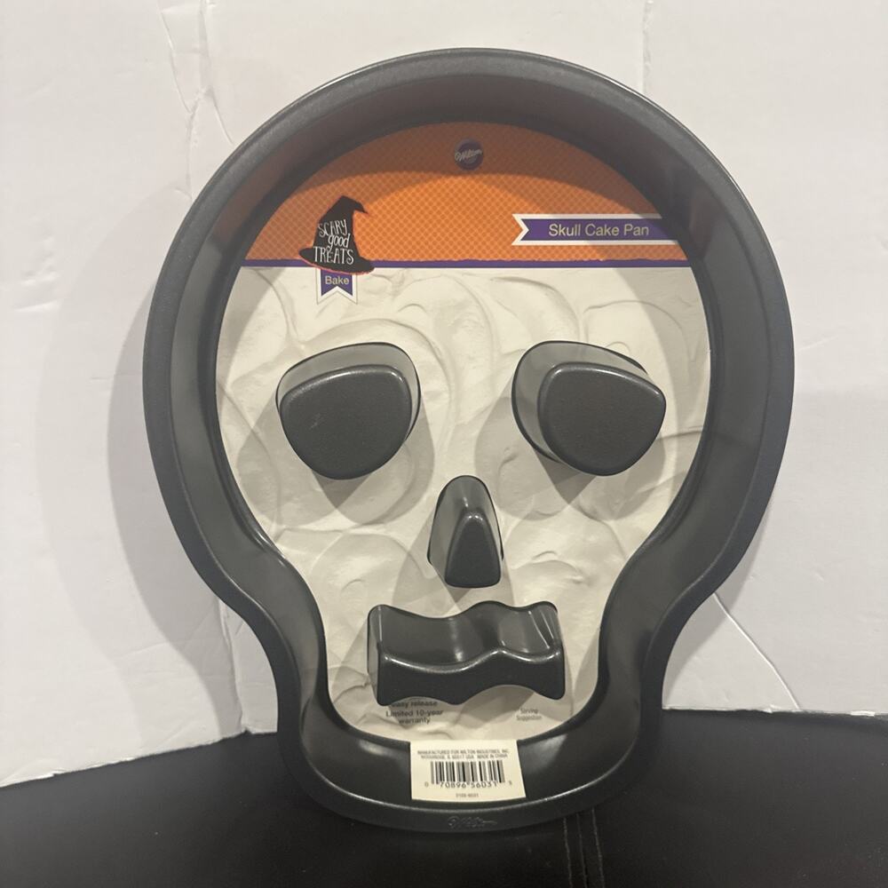 Wilton Scary Good Treats 12” Skull Cake Pan Halloween Baking Pan New